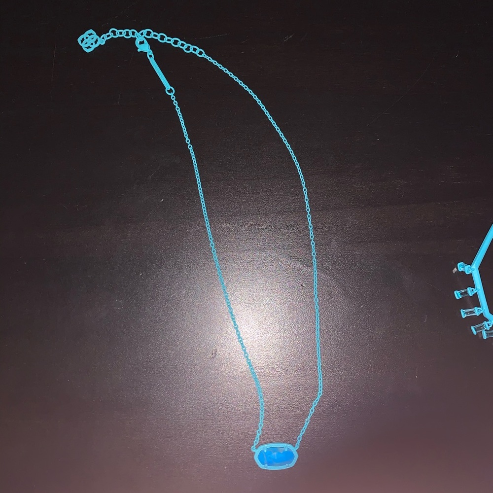 Kendra Scott necklace